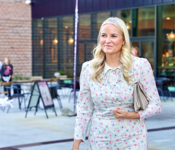 Crown Princess Mette-Marit restarts treatment for chronic lung condition